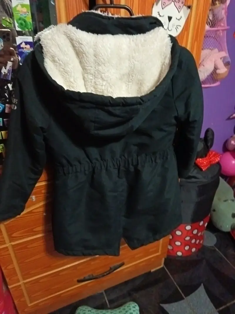 Chaqueta negra con forro interior y chaqueta beige - 2