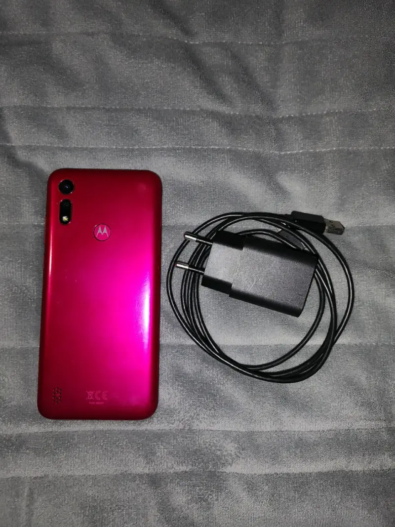 Smartphone Motorola e6s con cargador - 2