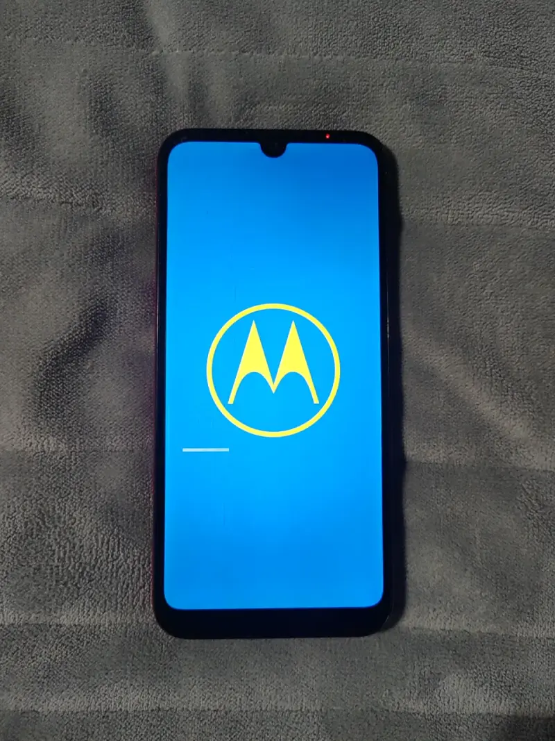 Smartphone Motorola e6s con cargador - 3