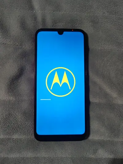 Smartphone Motorola e6s con cargador - miniatura 3