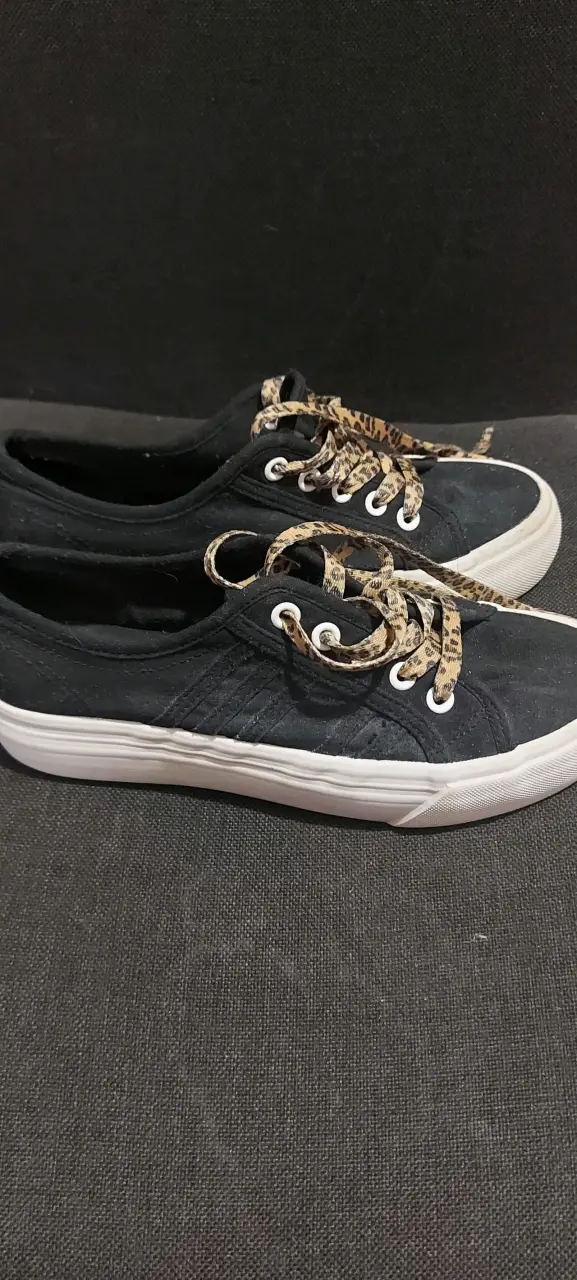 Zapatillas negras con cordones print - 1