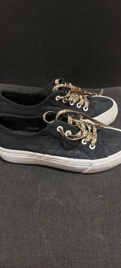 Zapatillas negras con cordones print - miniatura 1