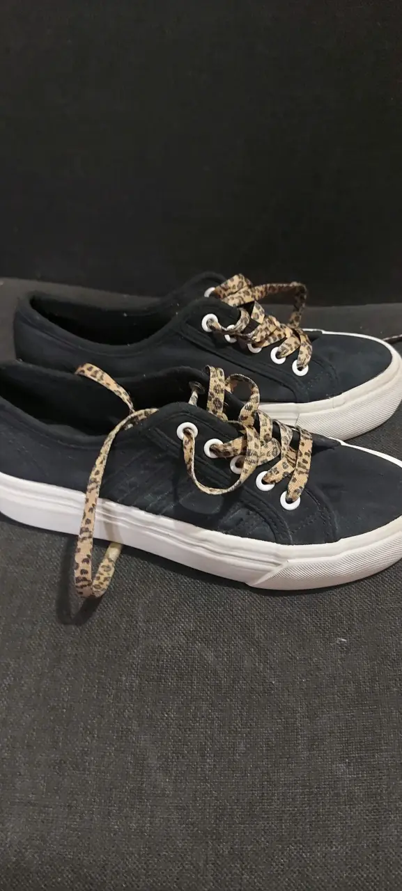 Zapatillas negras con cordones print - 2