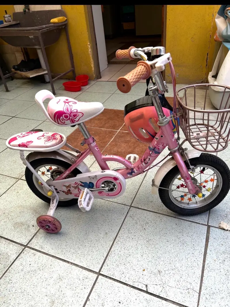 Bicicleta infantil rosada con rueditas - 1