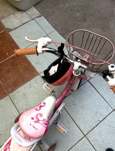 Bicicleta infantil rosada con rueditas - miniatura 2