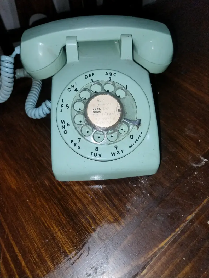 Teléfono rotativo vintage celeste