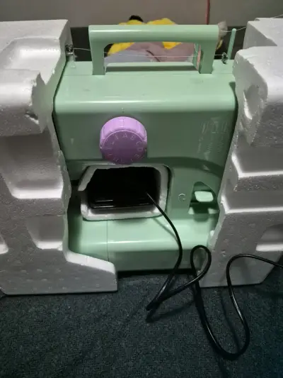 Máquina de coser portátil verde - miniatura 1