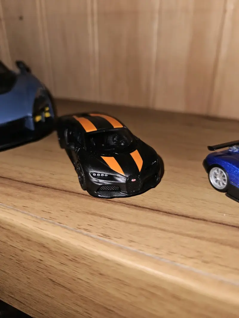 Auto de juguete deportivo en miniatura - 1