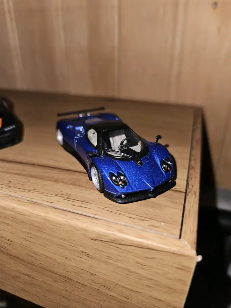 Auto de juguete deportivo en miniatura - 2