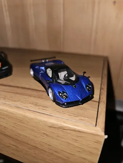 Auto de juguete deportivo en miniatura - miniatura 2