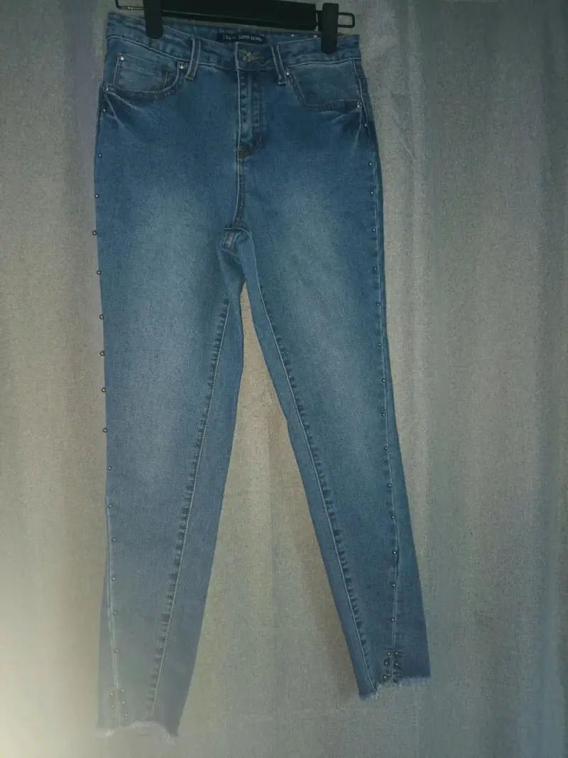 Jeans Skinny con tachas laterales