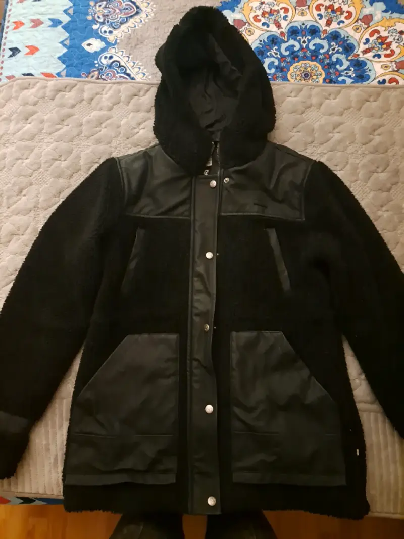 Chaqueta negra con capucha - 1