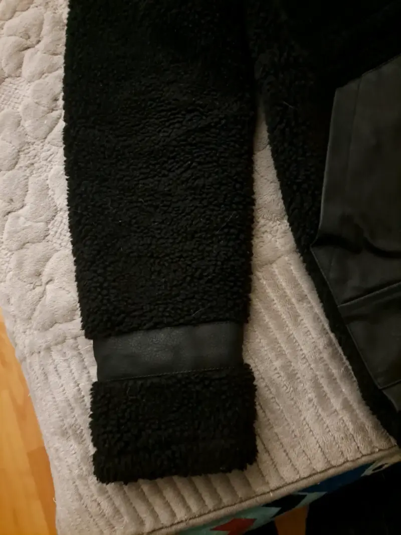 Chaqueta negra con capucha - 2