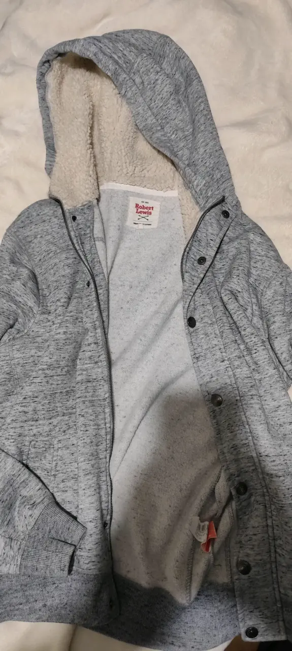 Chaqueta gris con capucha