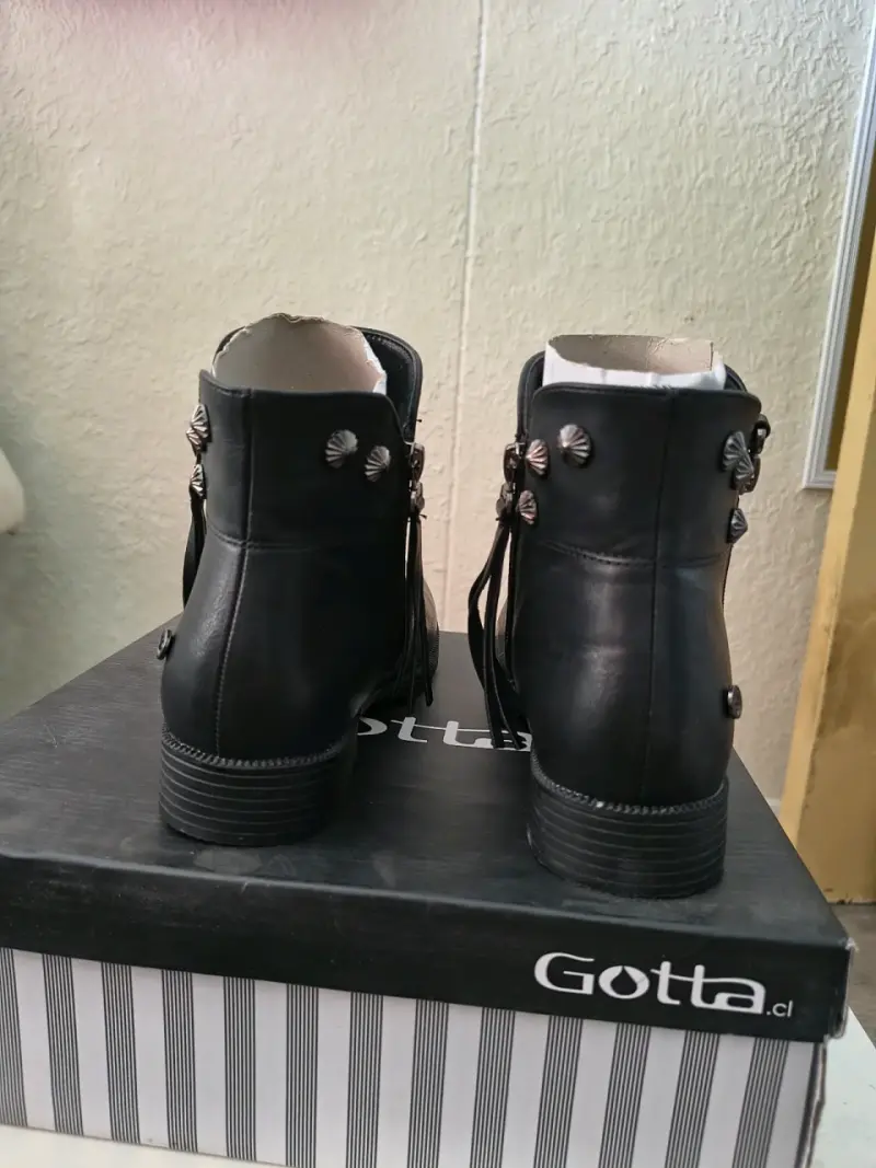 Botines negros de cuero con detalles - 1
