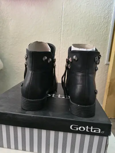 Botines negros de cuero con detalles - miniatura 1