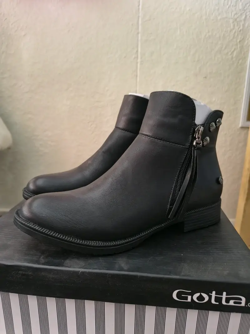 Botines negros de cuero con detalles - 2