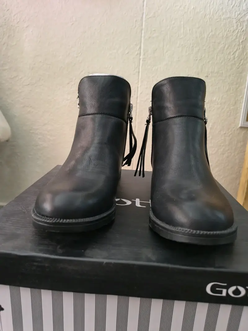 Botines negros de cuero con detalles - 3