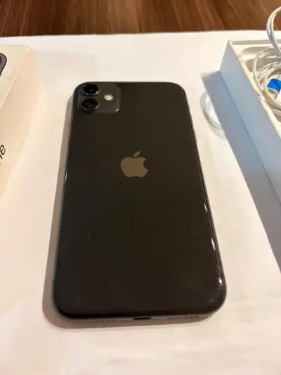 iPhone 11 negro en buen estado - miniatura 1