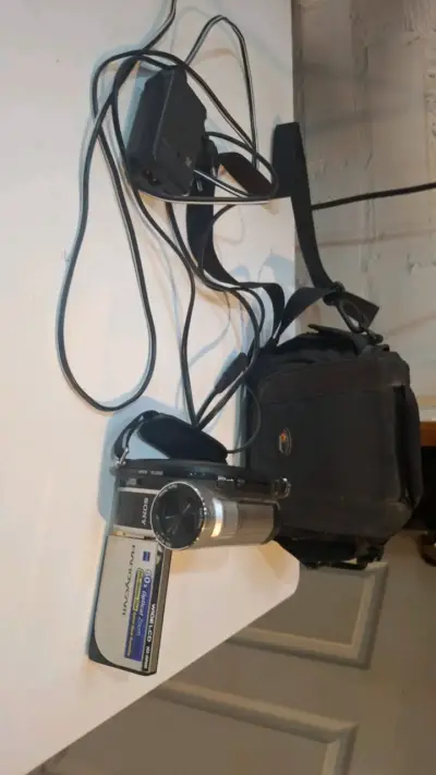 Videocámara Sony Handycam con accesorios - miniatura 1