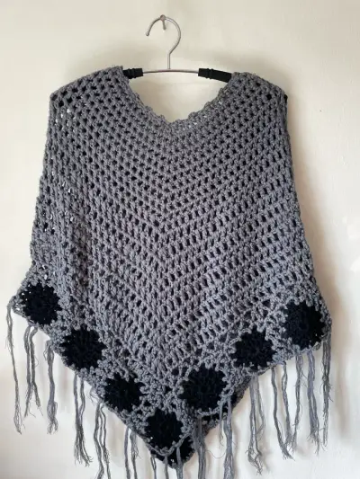 Poncho de crochet gris con flecos - miniatura 1