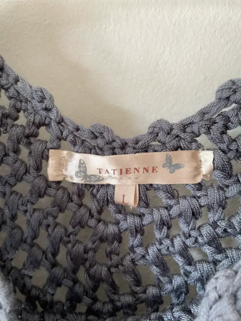 Poncho de crochet gris con flecos - 2