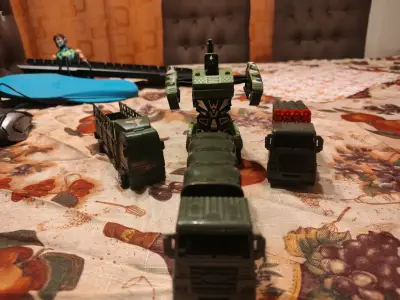 Juguetes transformables de camión y robot - miniatura 1