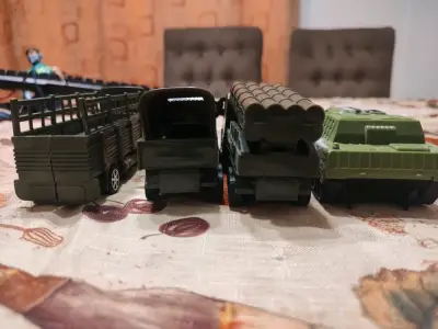 Juguetes transformables de camión y robot - miniatura 2