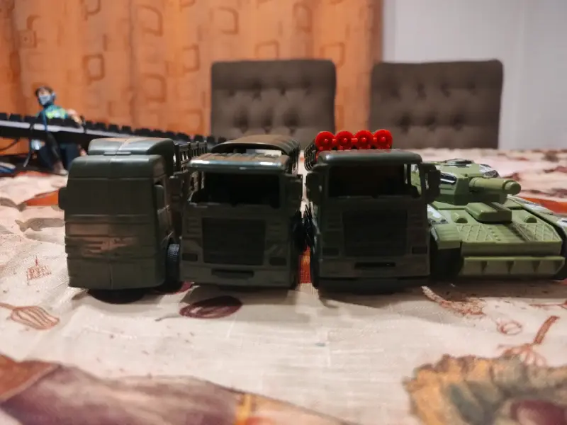 Juguetes transformables de camión y robot - 4