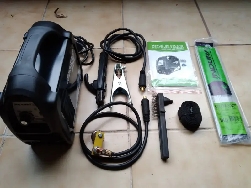 Soldadora Inverter Indura + accesorios - 2