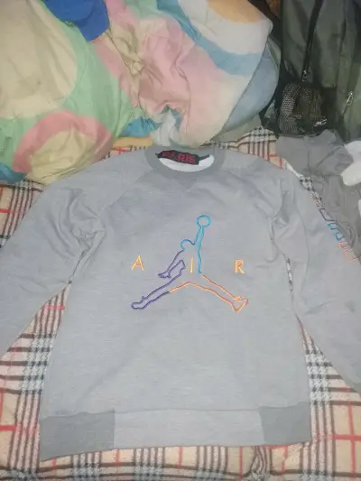 Polerón gris con diseño Air - miniatura 1