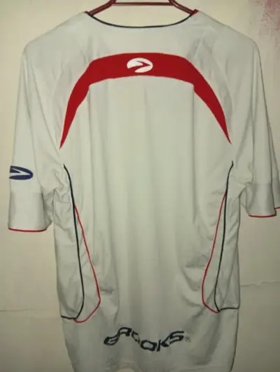 Camiseta blanca Brooks Chile - miniatura 2