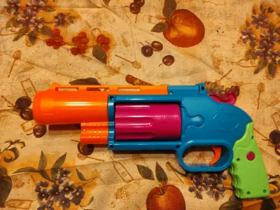 Pistola de juguete de colores - miniatura 1