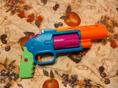 Pistola de juguete de colores - miniatura 2