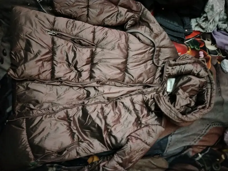 Parka acolchada marrón con capucha - 1