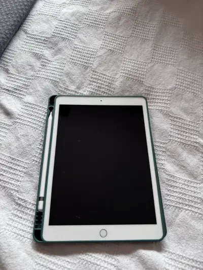 IPad con lápiz y funda verde - miniatura 1