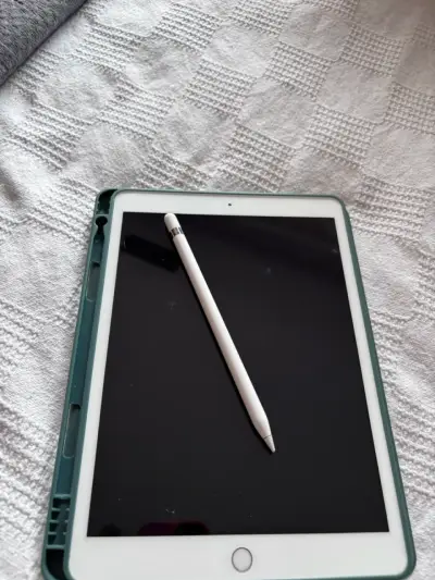 IPad con lápiz y funda verde - miniatura 2