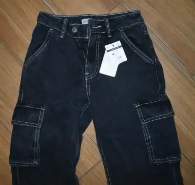 Pantalón negro cargo nuevo - miniatura 3