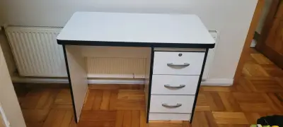 Escritorio blanco con cajonera - miniatura 1