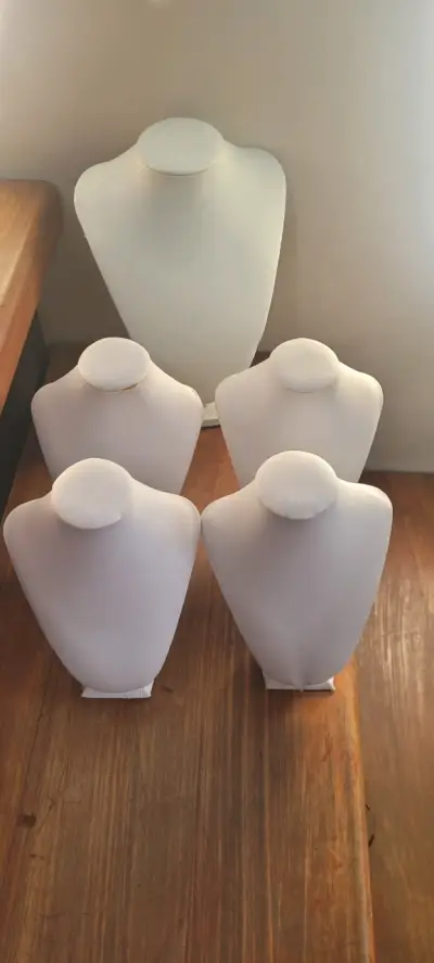 Exhibidores de joyas blancos - miniatura 1