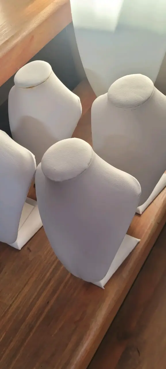 Exhibidores de joyas blancos - 2