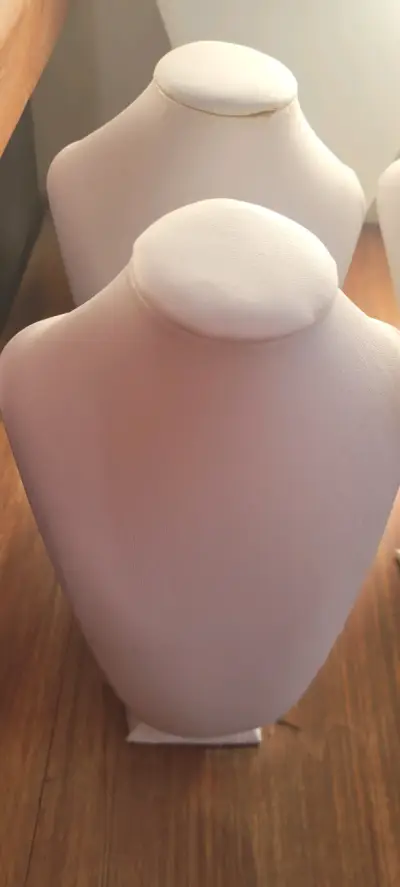 Exhibidores de joyas blancos - miniatura 3