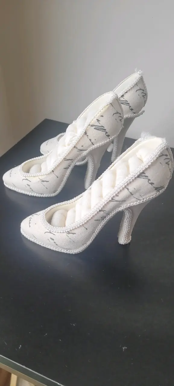 Zapatos de tacón blancos decorativos - 1