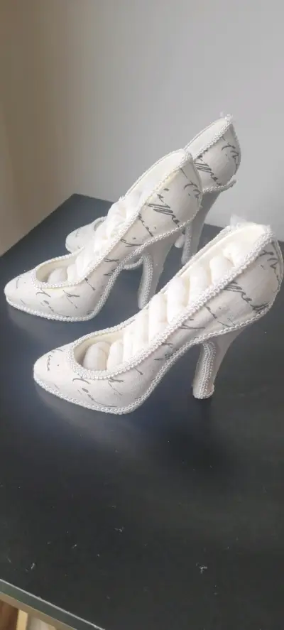 Zapatos de tacón blancos decorativos - miniatura 1