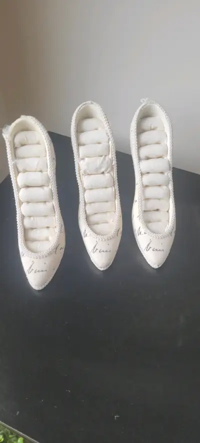 Zapatos de tacón blancos decorativos - miniatura 2