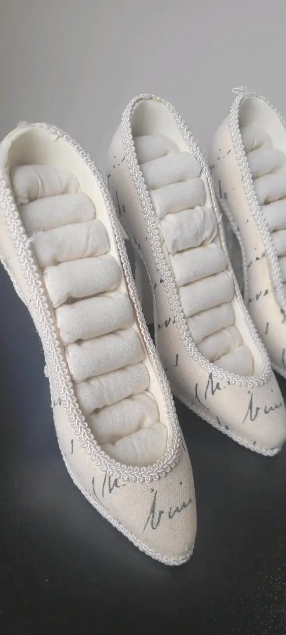 Zapatos de tacón blancos decorativos - 3
