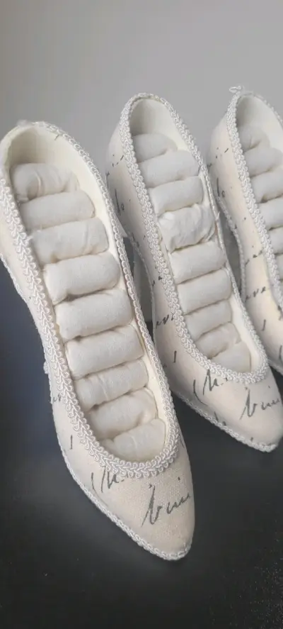 Zapatos de tacón blancos decorativos - miniatura 3