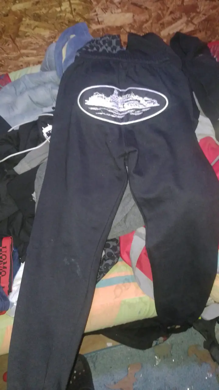 Pantalones deportivos negros con diseño - 1