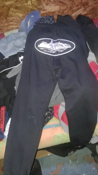 Pantalones deportivos negros con diseño - miniatura 1