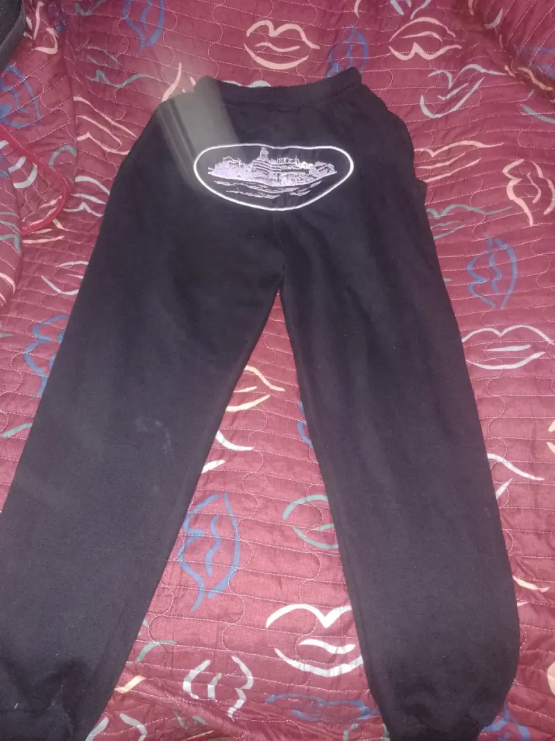 Pantalones deportivos negros con diseño - 2